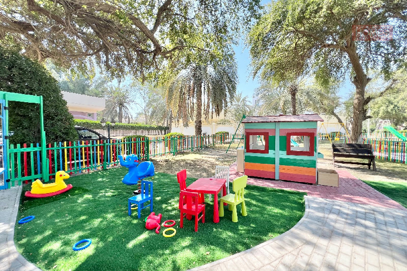 FAMILY FRIENDLY 4 BEDROOM VILLA WITH PRIVATE GARDEN – Slide 1