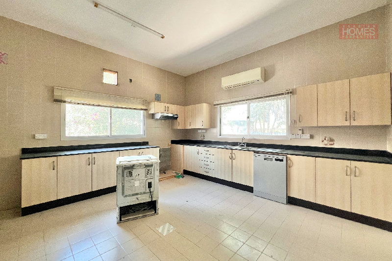 FAMILY FRIENDLY 4 BEDROOM VILLA WITH PRIVATE GARDEN – Slide 12