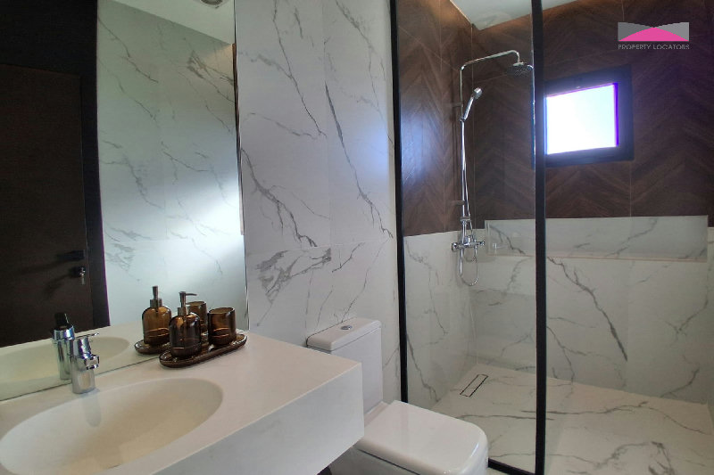 Move-In Ready | Bright and Modern 3-Bedroom Apartment β Slide 8