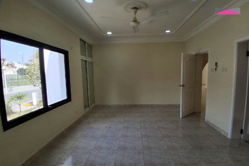 SPACIOUS 3 BEDROOM COMPOUND VILLA | JURDAB β Slide 11