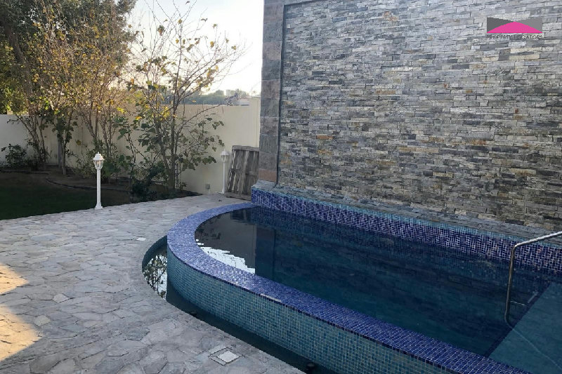 Spacious Villa with Additional Land – Slide 5