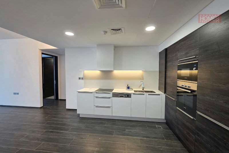 SEA VIEW BALCONY PET FREE SPACIOUS IN & OUT FACILITIES – Slide 3