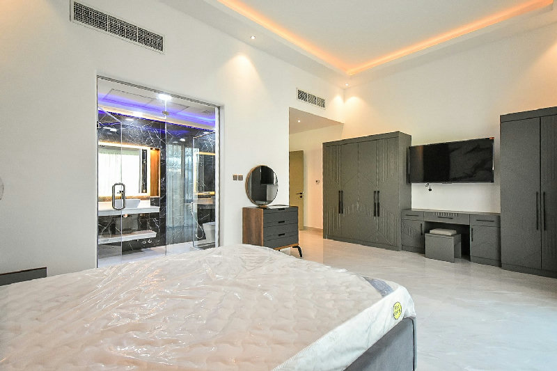 Newly Renovated 3 High Apartment β Slide 11