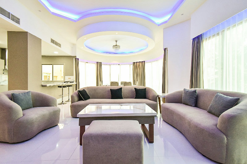 Newly Renovated 3 High Apartment β Slide 2