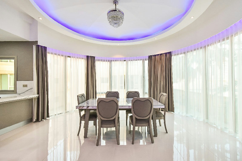 Newly Renovated 3 High Apartment β Slide 5