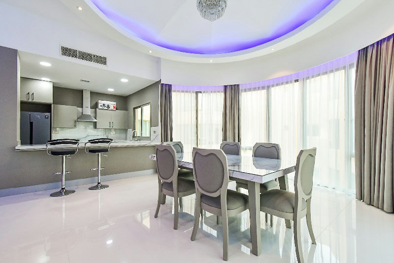 Newly Renovated 3 High Apartment β Slide 8