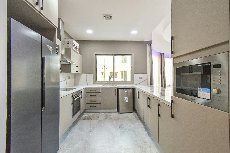 Newly Renovated 3 High Apartment β Slide 7