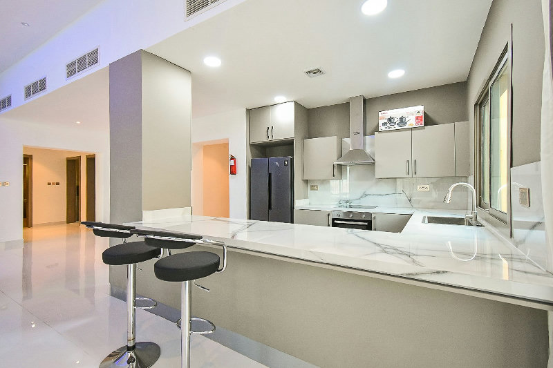 Newly Renovated 3 High Apartment β Slide 6