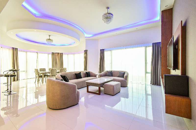 Newly Renovated 3 High Apartment β Slide 1