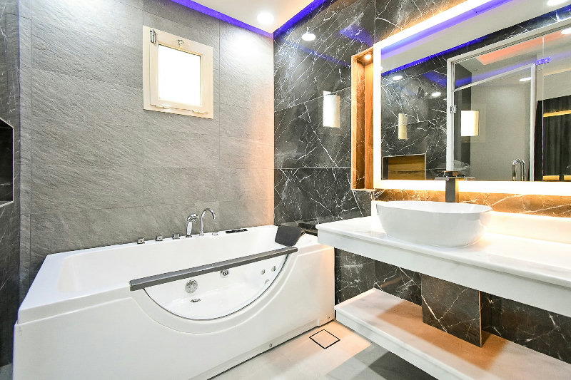 Newly Renovated 3 High Apartment β Slide 13