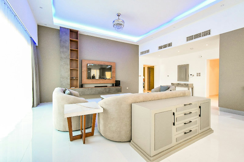 Newly Renovated 3 High Apartment β Slide 4