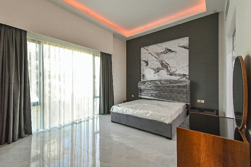 Newly Renovated 3 High Apartment β Slide 10