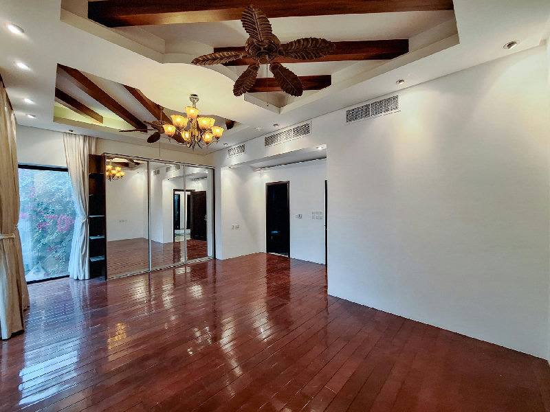 UNIQUE THAI-STYLE VILLA NEAR SAAR MALL  – Slide 9