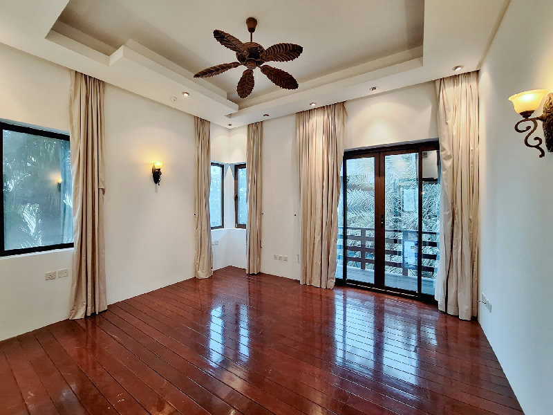 UNIQUE THAI-STYLE VILLA NEAR SAAR MALL  – Slide 11