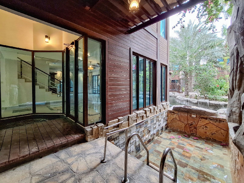 UNIQUE THAI-STYLE VILLA NEAR SAAR MALL  – Slide 13