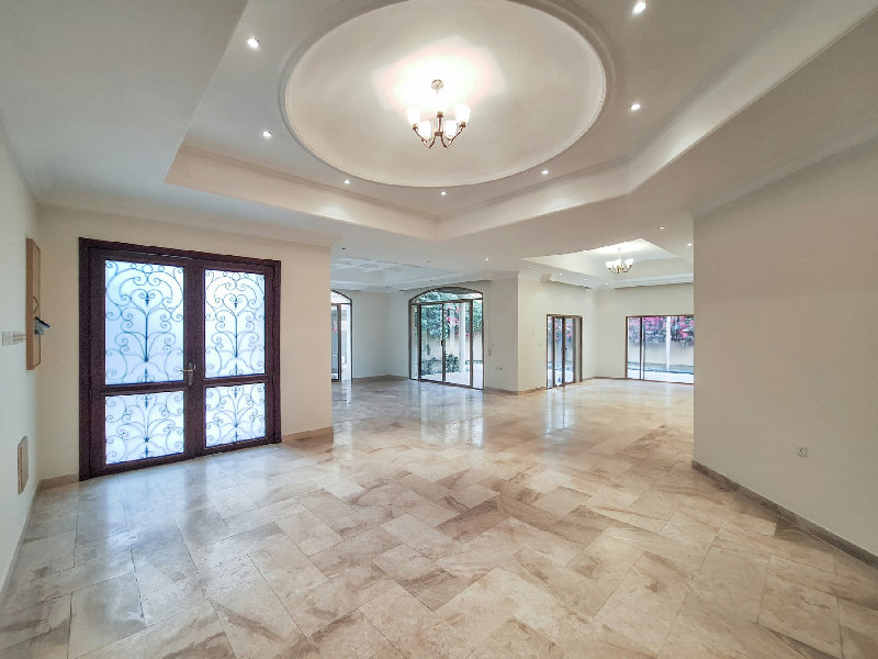 SPACIOUS BUNGALOW WITH GARDEN AND SWIMMING POOL – Slide 2