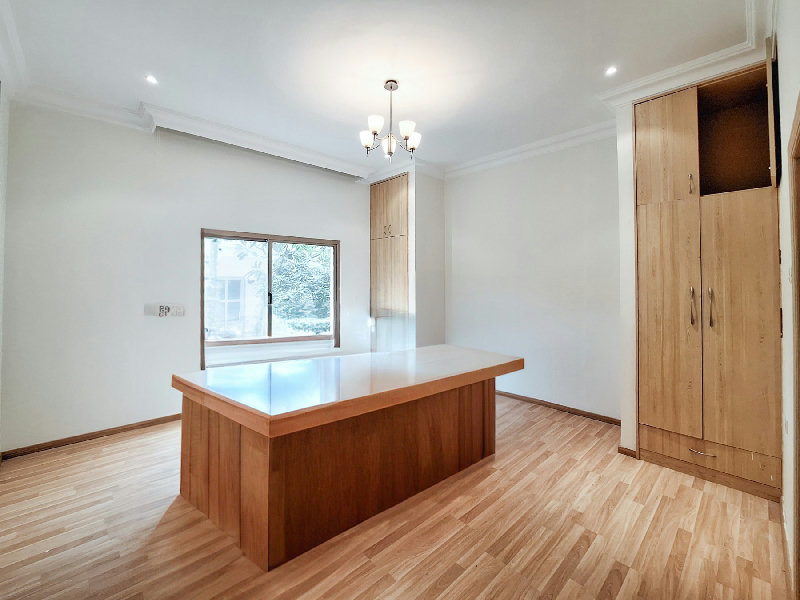 SPACIOUS BUNGALOW WITH GARDEN AND SWIMMING POOL – Slide 9