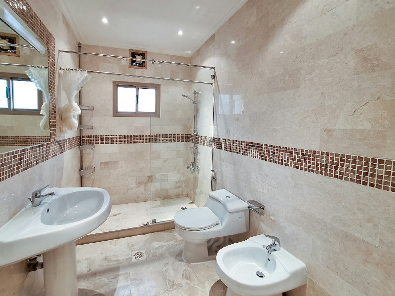 SPACIOUS BUNGALOW WITH GARDEN AND SWIMMING POOL – Slide 11