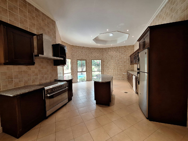 SPACIOUS BUNGALOW WITH GARDEN AND SWIMMING POOL – Slide 4