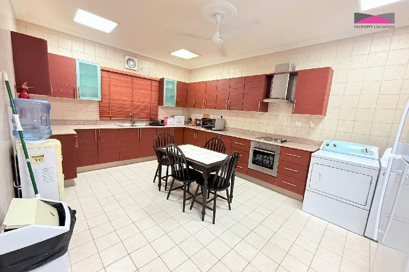 THREE HIGH FLAT l SPACIOUS l CLOSED KITCHEN β Slide 2