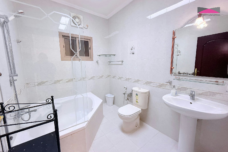 THREE HIGH FLAT l SPACIOUS l CLOSED KITCHEN β Slide 7