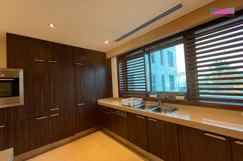 SPACIOUS | SEA VIEW | MAIDS ROOM β Slide 4