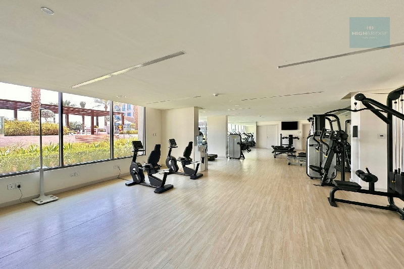 Modern Apartment w/ Direct Beach Access Near Mall – Slide 12