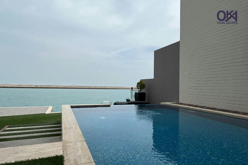 Luxury Waterfront Villa – Slide 1