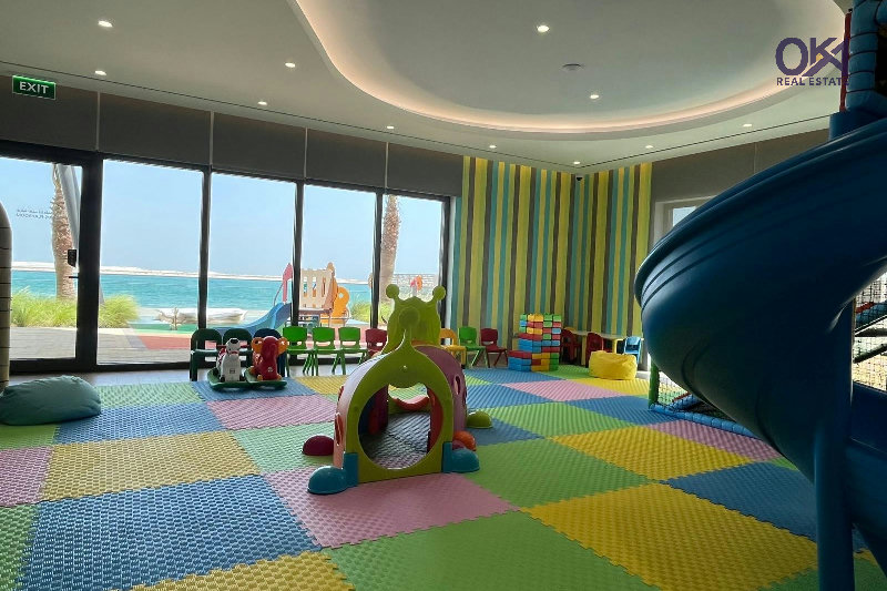 Luxury Waterfront Villa – Slide 6