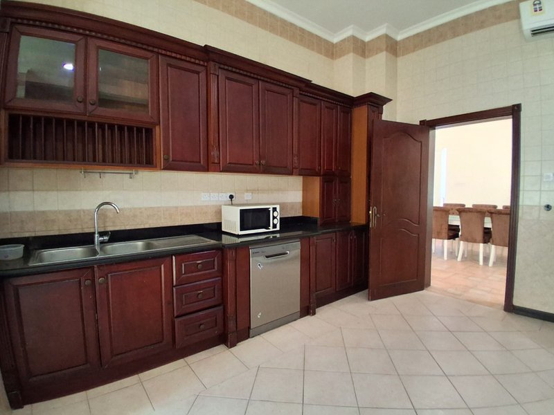 Exceptional 4-Bedroom Compound Villa for Rent in Janabiyah, Bahrain – Slide 5