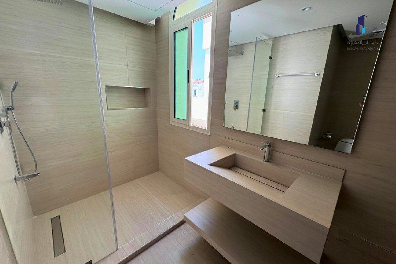 Bright |Well maintained|Near Rugby club|All ensuit – Slide 3