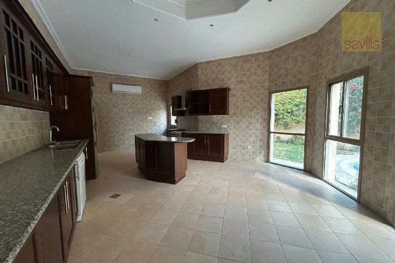 Prime location! Gorgeous 4 bed villa with beautiful garden & private pool – Slide 3