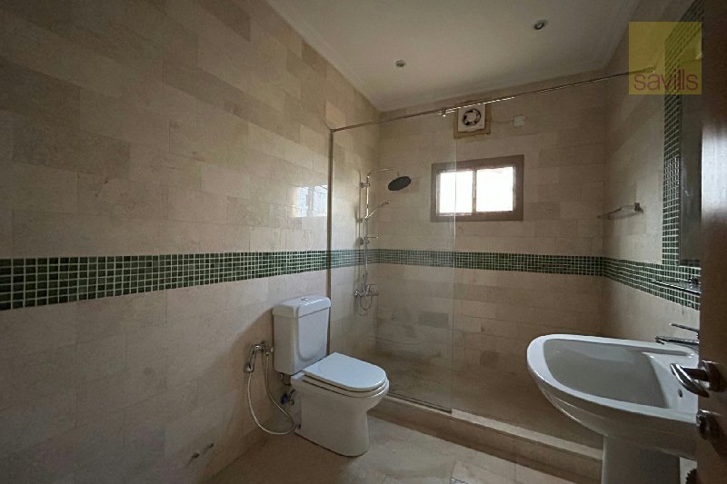 Prime location! Gorgeous 4 bed villa with beautiful garden & private pool – Slide 7