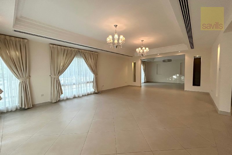 Fabulous compound villa in prime location – Slide 3