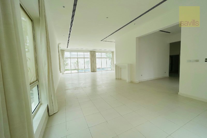 Magnificent 5 Bed Villa in the Heart of Saar โ Slide 3
