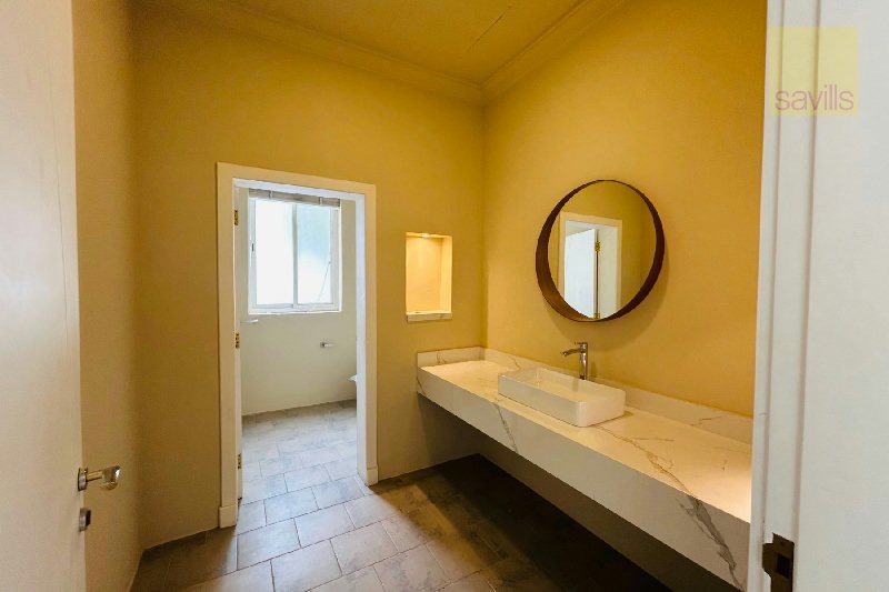 Magnificent 5 Bed Villa in the Heart of Saar โ Slide 4