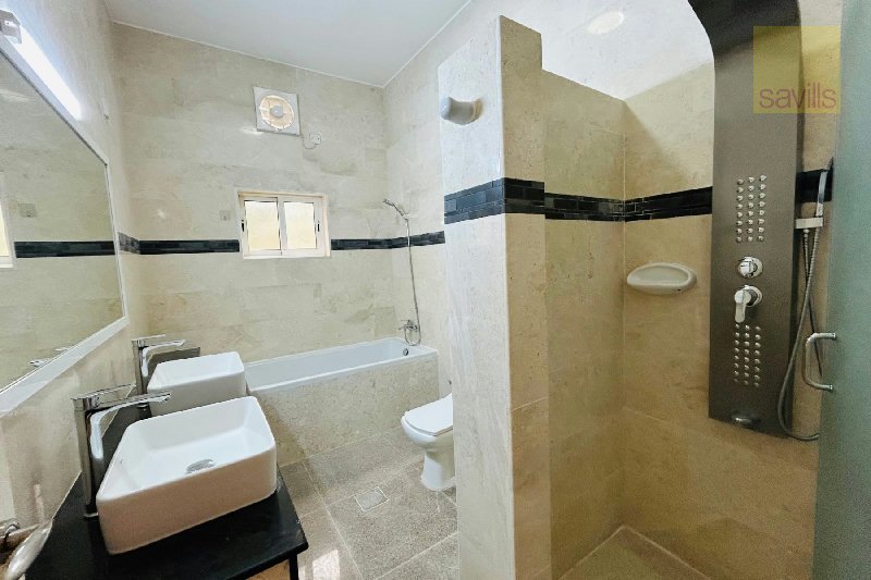 Lovely single story villa with private garden – Slide 5