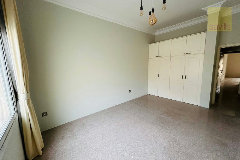 Lovely single story villa with private garden – Slide 2