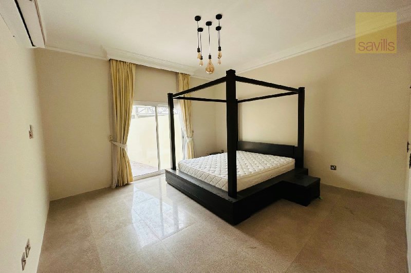 Lovely single story villa with private garden – Slide 4