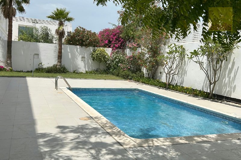 Magnificent 5 Bed Villa in the Heart of Saar – Slide 11