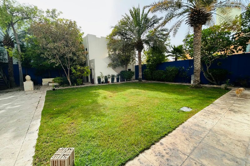 Unique Family Home with Extensive Garden and Large Pool – Slide 10