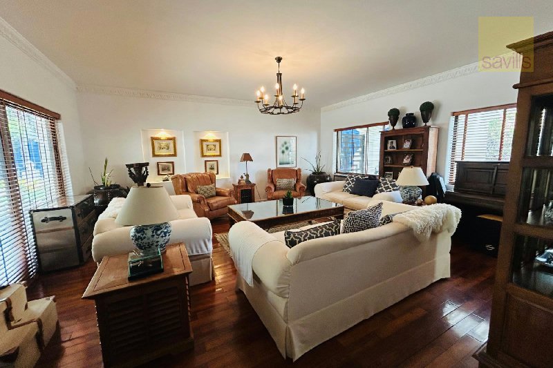 Unique Family Home with Extensive Garden and Large Pool – Slide 3