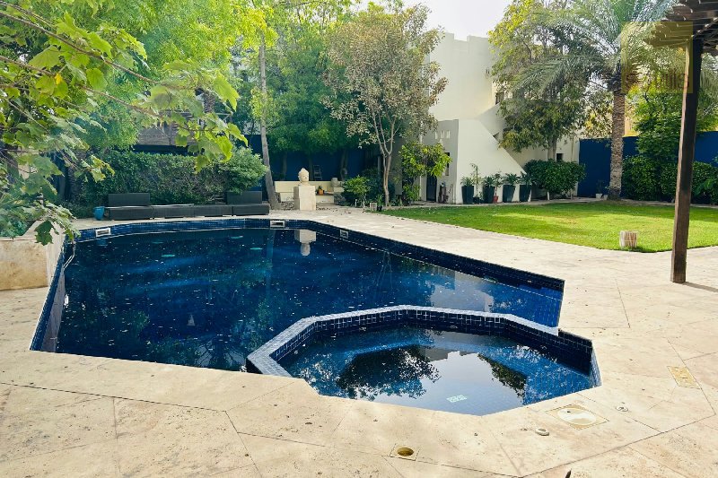 Unique Family Home with Extensive Garden and Large Pool – Slide 8