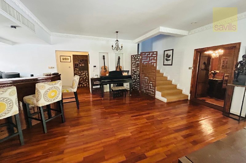 Unique Family Home with Extensive Garden and Large Pool – Slide 2