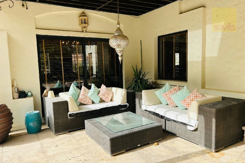 Unique Family Home with Extensive Garden and Large Pool – Slide 9