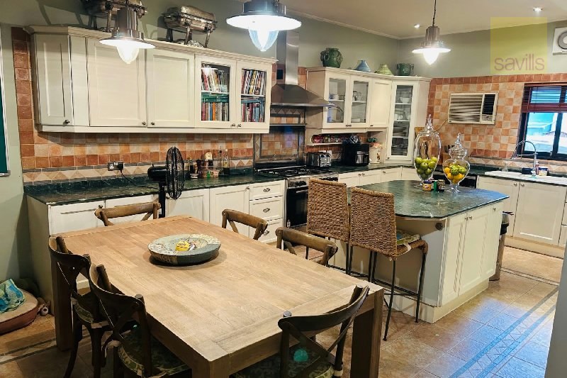 Unique Family Home with Extensive Garden and Large Pool – Slide 6