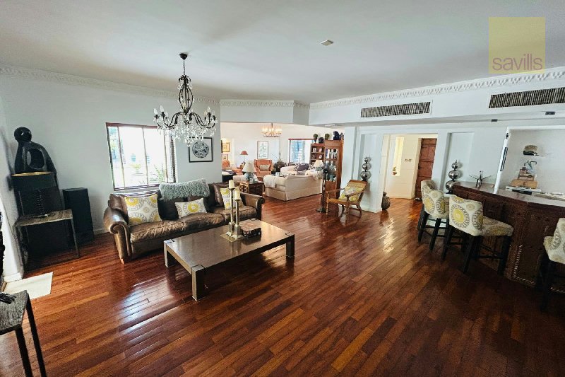 Unique Family Home with Extensive Garden and Large Pool โ Slide 1