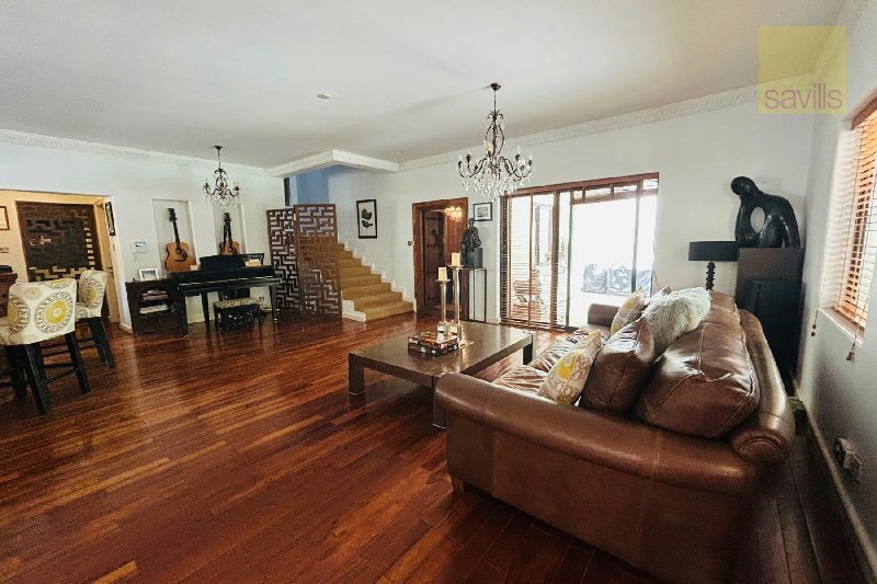 Unique Family Home with Extensive Garden and Large Pool – Slide 4