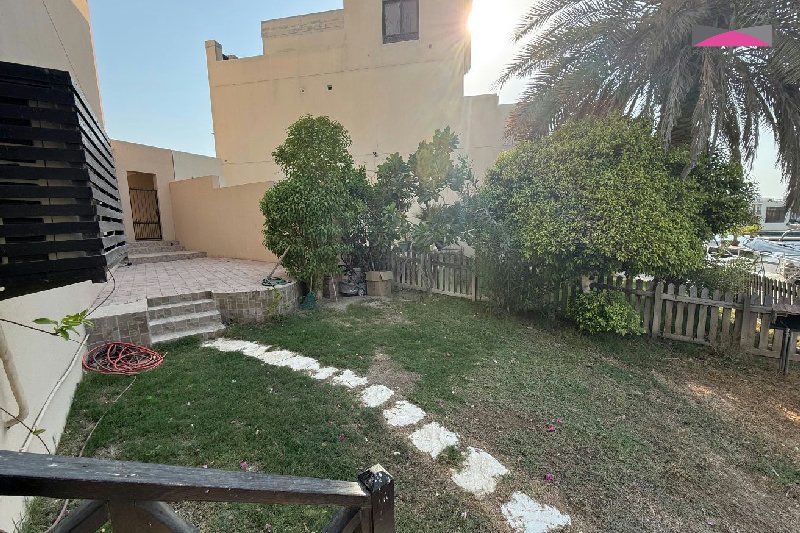 PRIVATE VILLA WITH EXPANSIVE GARDEN & BOAT MOORING – Slide 4