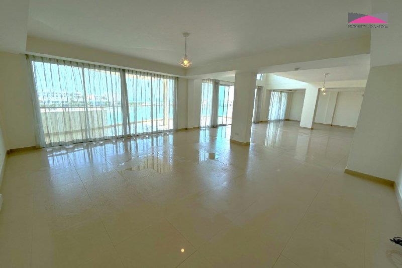 BEACHFRONT BLISS ♦ COMMON POOL ♦ SANDY BEACH – Slide 4